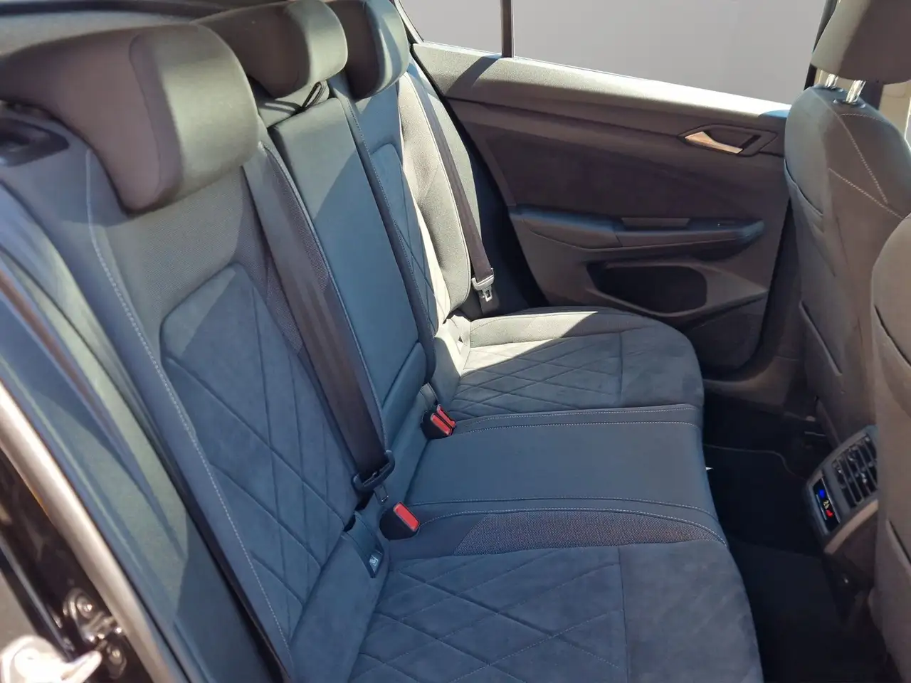 Volkswagen Golf VIII Lim. Style eTSI PDC,SHZ,ACC,APP,NAVI — Galería del vehículo 19
