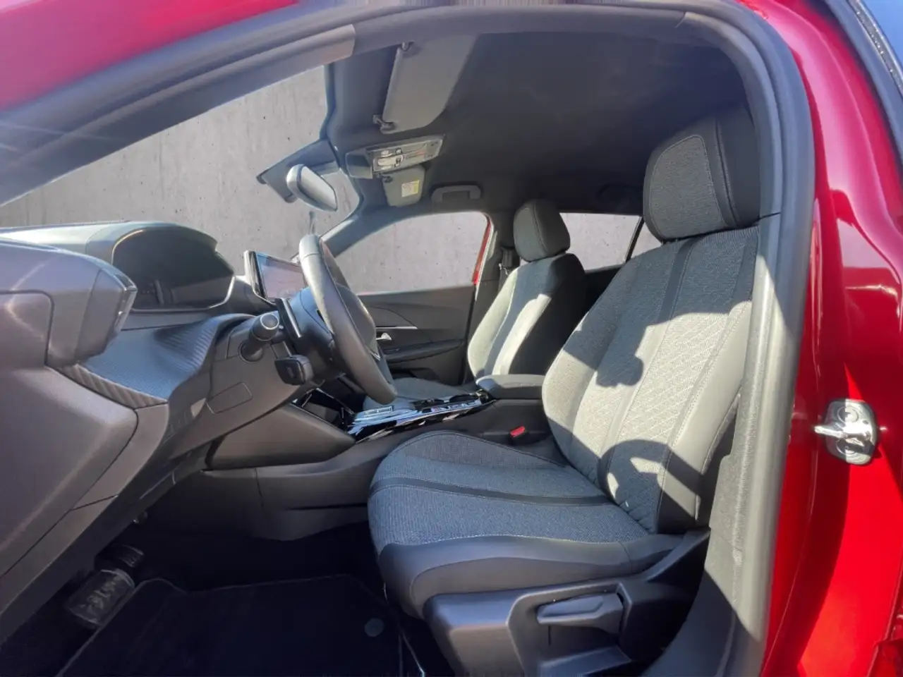 Peugeot 2008 Allure PT 130 EAT8 LED ACC Apple CarPlay Android A — معرض صور السيارة 9