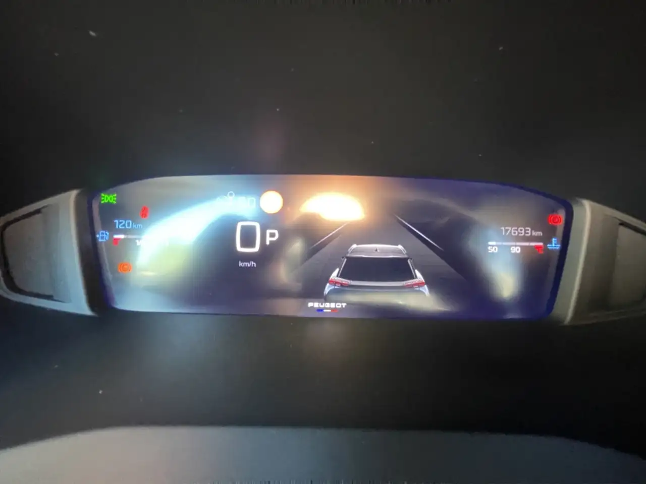Peugeot 2008 Allure PT 130 EAT8 LED ACC Apple CarPlay Android A — معرض صور السيارة 15