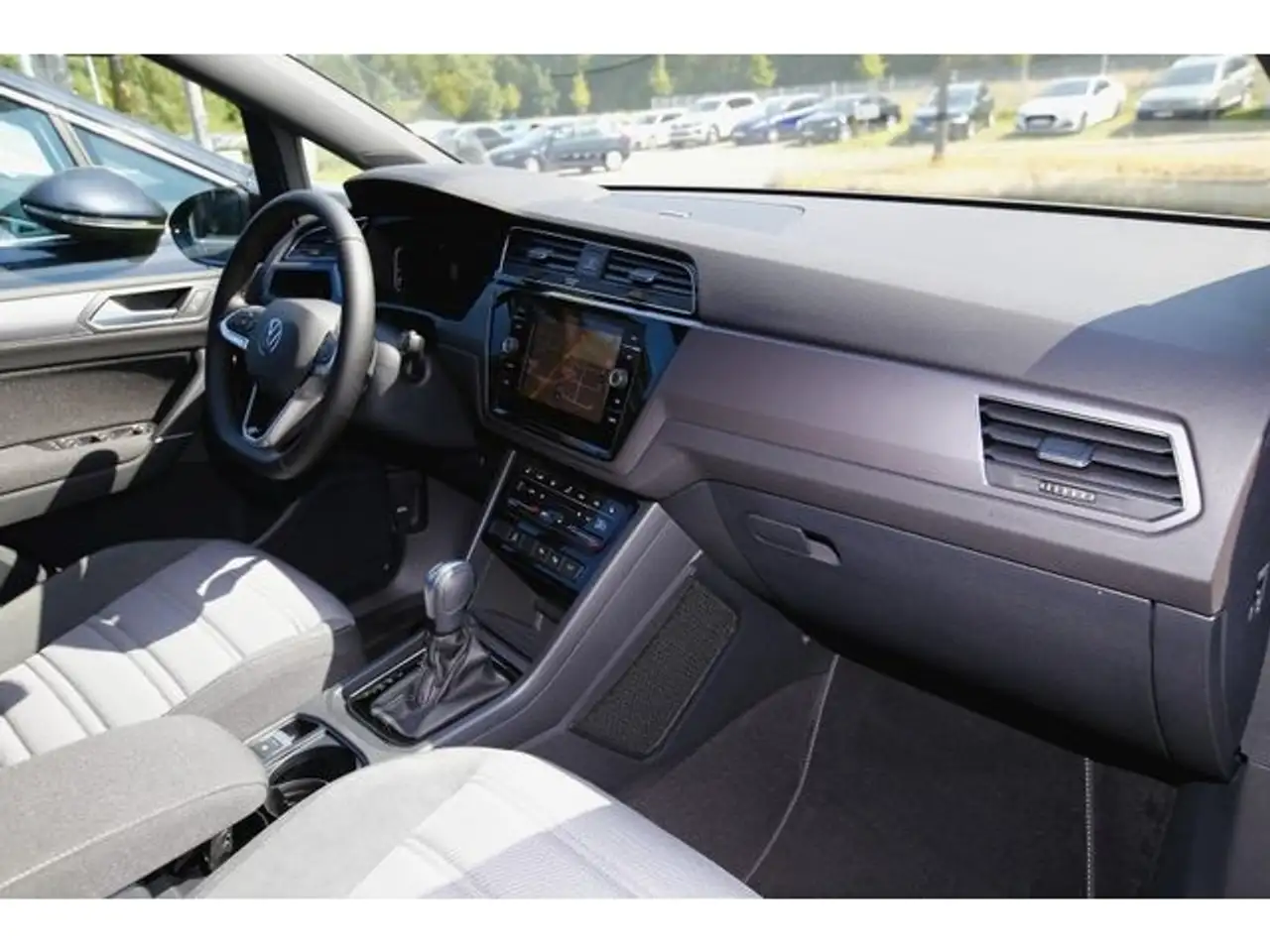 Volkswagen Touran 1.5 TSI Highline Alu LED AHK Pano Kamera Navi ACC — Vehicle gallery 12