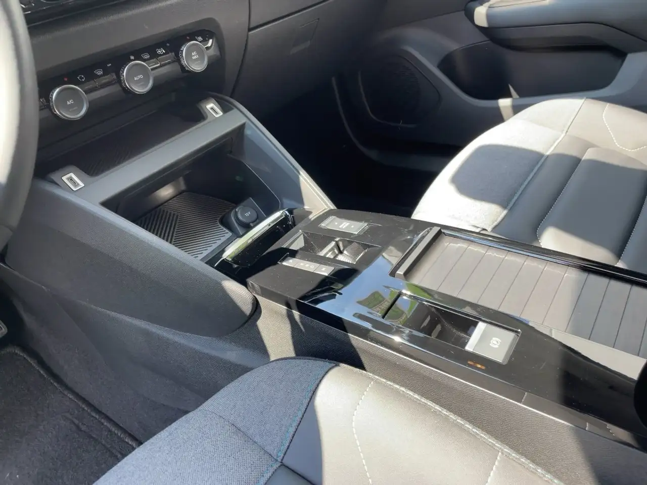 Citroen C4 X AT8 130 Max HUD/LED/Navi/SHZ/PDC/Kamera — Galerie du véhicule 23
