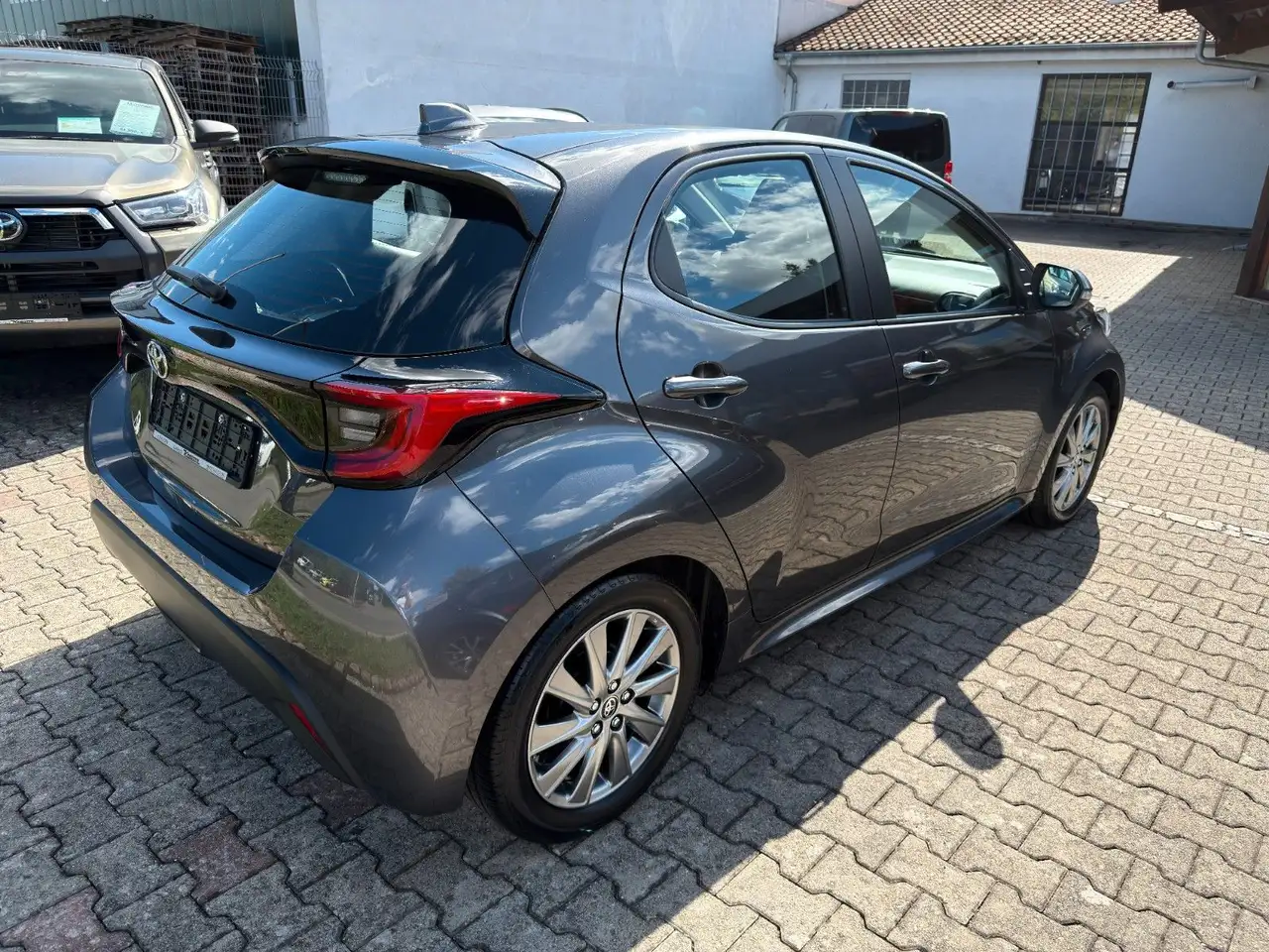 Toyota Yaris 1,5 "Active" 8-fach Bereift — Galería del vehículo 6