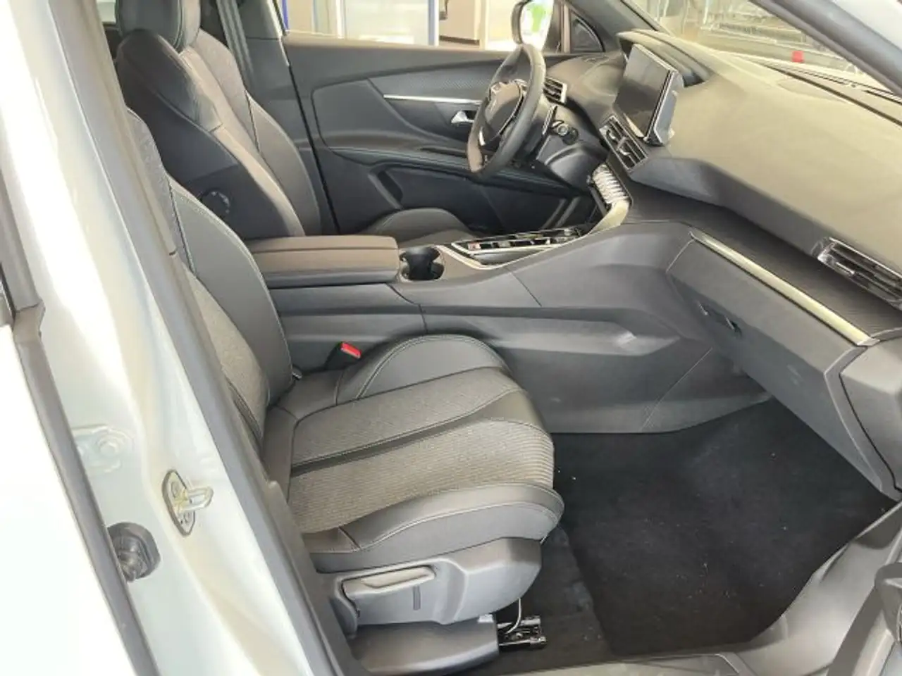 Peugeot 5008 PureTech 130 EAT8 Stop & Start Allure Pack — Galerie du véhicule 11