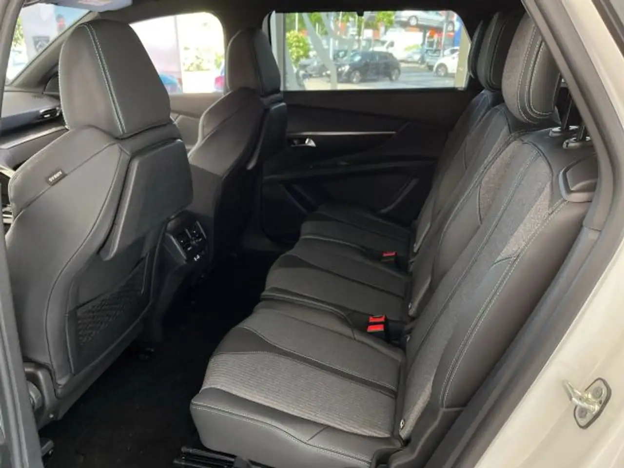 Peugeot 5008 PureTech 130 EAT8 Stop & Start Allure Pack — Galerie du véhicule 9