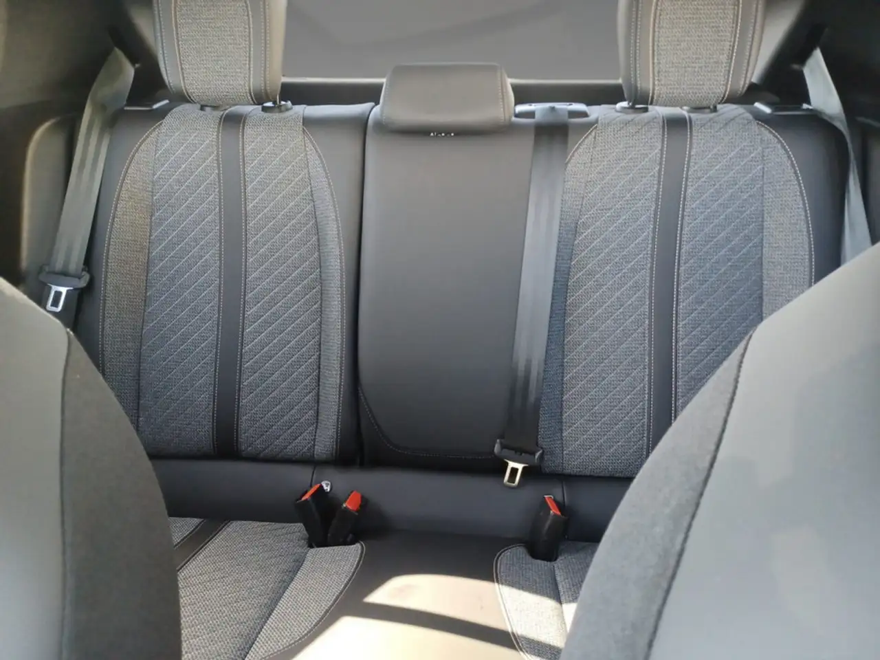 Peugeot 208 1.2 Hybrid 100 Allure KLIMA PDC SHZ LED — Vehicle gallery 15