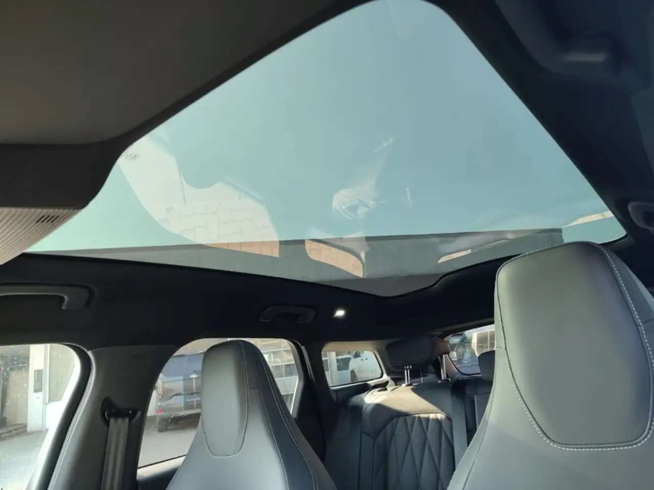 Ford Explorer Premium PANO AHK Navi Memory ACC RFK 360° LRH SHZ — Galería del vehículo 19