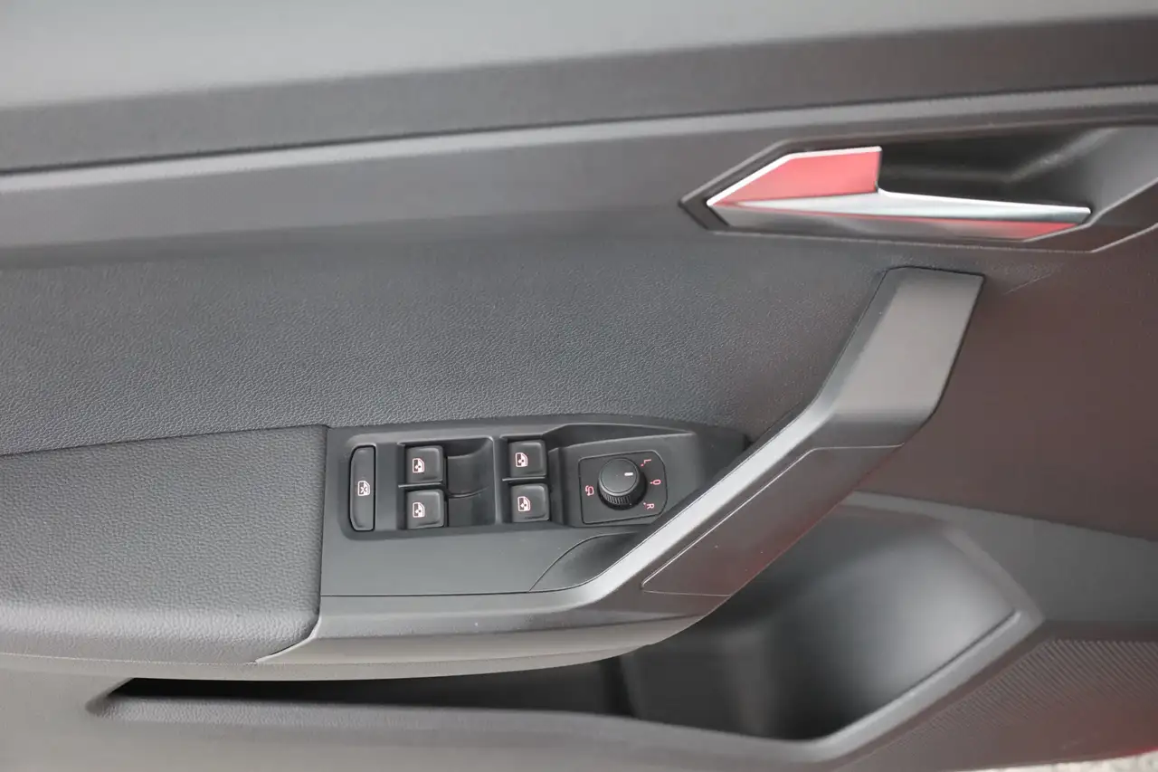 SEAT Ibiza 1.0 TSI Style Klimaaut. Navi Tempomat — Galería del vehículo 21