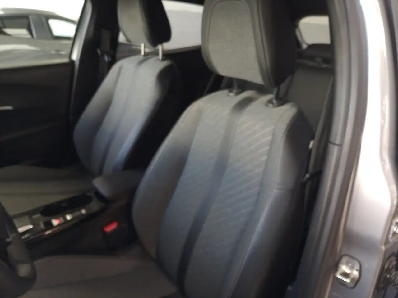 Peugeot 2008 1.2 PureTech S&S Allure EAT8 130 — Galería del vehículo 19