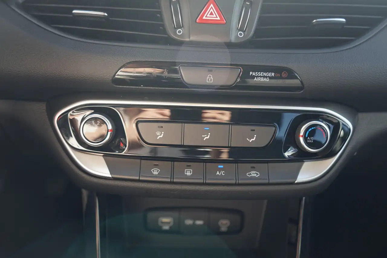 Hyundai i30 Kombi 1.0 T-GDI LED Navi Kamera — Galería del vehículo 17
