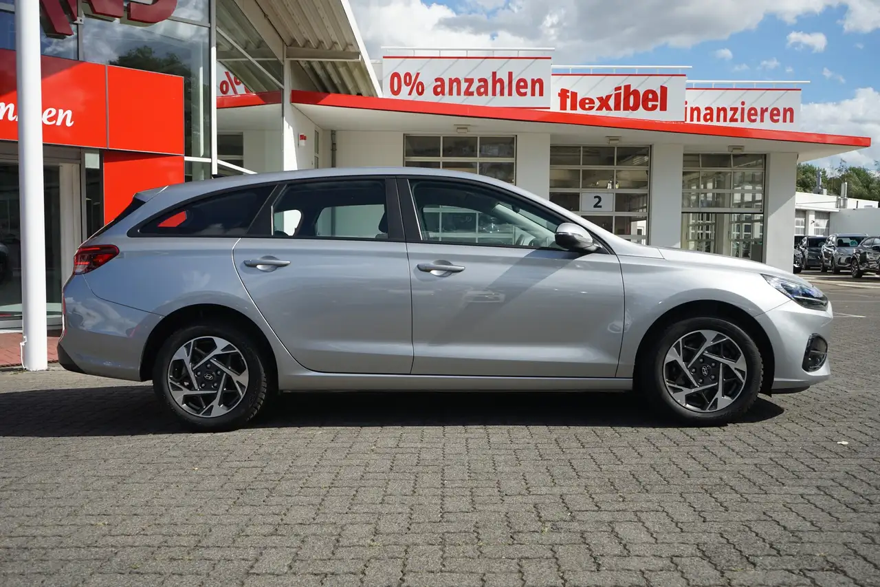 Hyundai i30 Kombi 1.0 T-GDI LED Navi Kamera — Galería del vehículo 3
