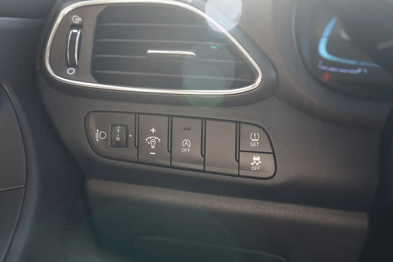 Hyundai i30 Kombi 1.0 T-GDI LED Navi Kamera — Galería del vehículo 28