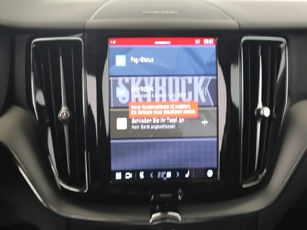 Volvo XC60 Plus Dark Recharge Plug-In Hybrid AWD T8 Twin Engi — Vehicle gallery 13