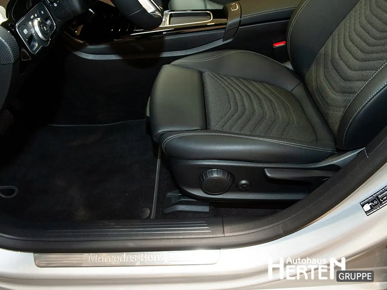 Mercedes-Benz A 180 Progressive+NIGHT-P.+PANO-SD+LED+DISTRONIC — Galería del vehículo 12