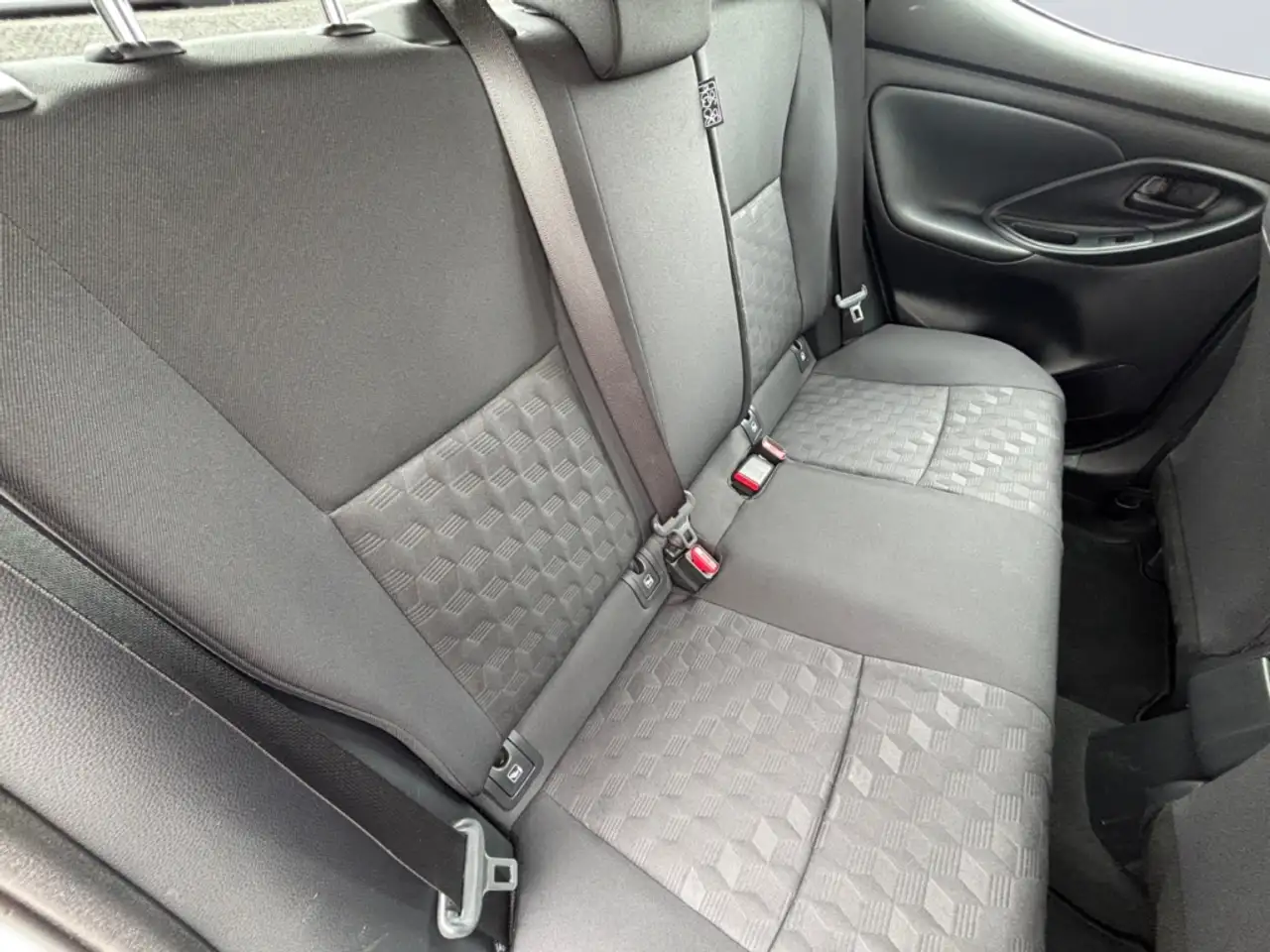 Toyota Yaris Hybrid 1.5 Business Edition *CAM*SHZ*Navi* — Vehicle gallery 19