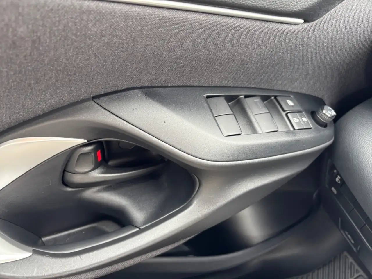 Toyota Yaris Hybrid 1.5 Business Edition *CAM*SHZ*Navi* — Vehicle gallery 22