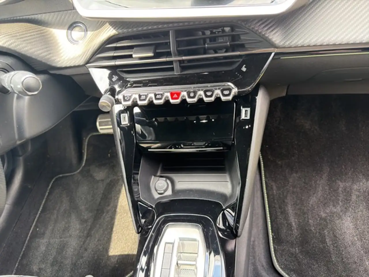 Peugeot 208 GT PureTech 100 EAT8 NAVI SHZ KAMERA PDC LED DA... — معرض صور السيارة 11