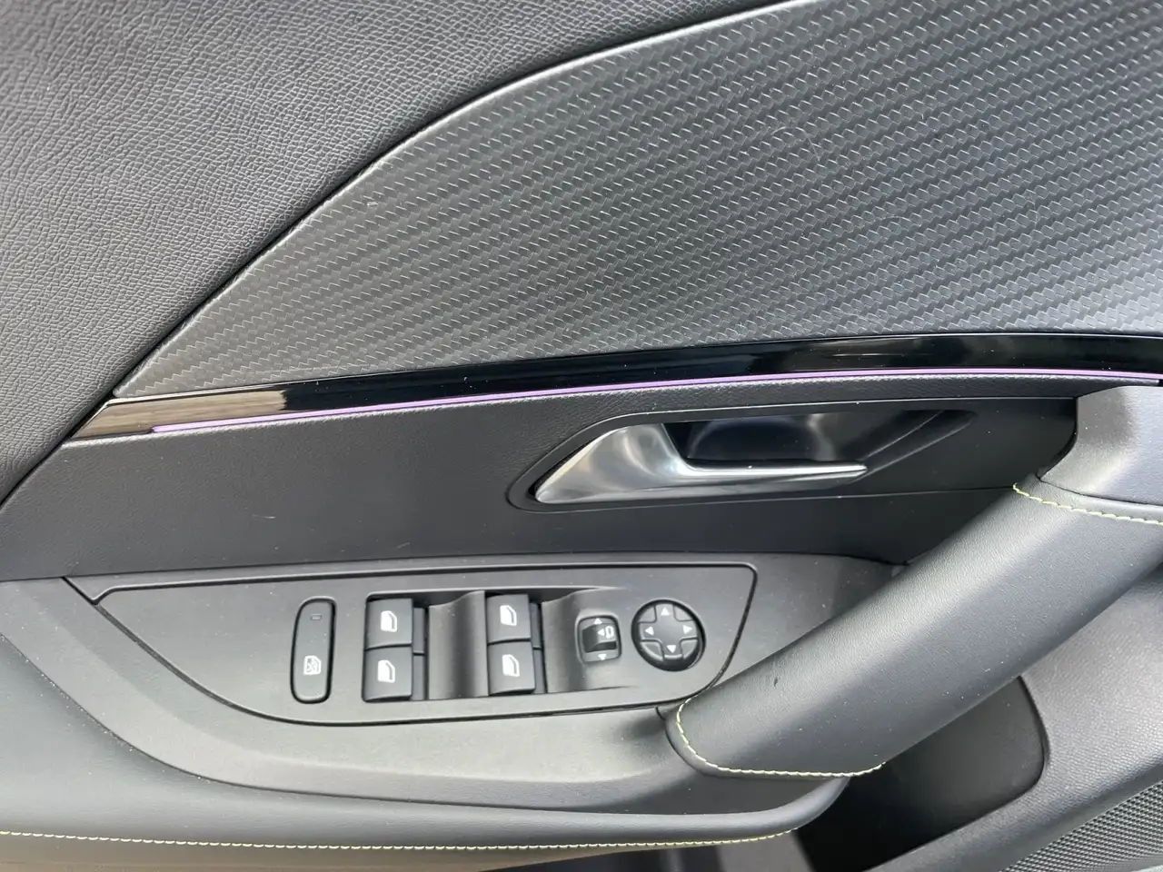 Peugeot 2008 PureTech 130 EAT8 GT Pano / SHZ / Navi / RFK — معرض صور السيارة 11