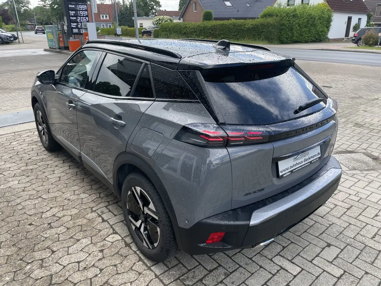 Peugeot 2008 PureTech 130 EAT8 GT Pano / SHZ / Navi / RFK — معرض صور السيارة 4