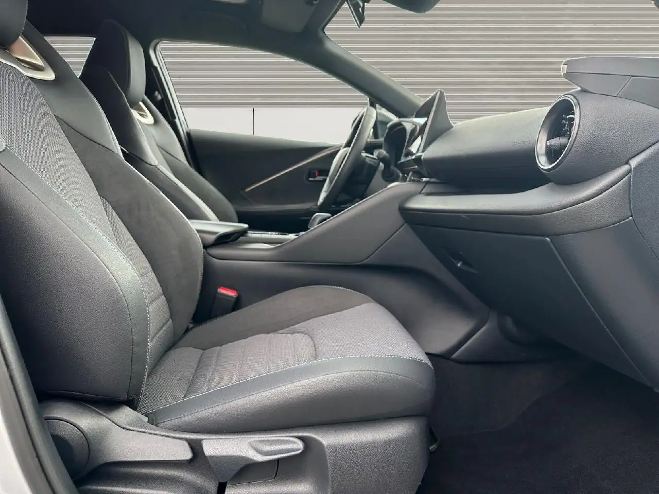 Toyota C-HR 2,0 Hybrid FWD Lounge — معرض صور السيارة 15