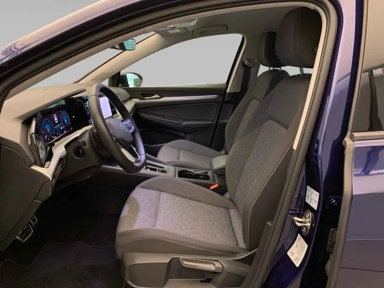 Volkswagen Golf VIII Move 1.0 eTSI DSG *AHK*LED*PDC*SHZ*TEL — Galería del vehículo 12