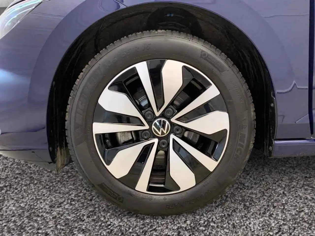 Volkswagen Golf VIII Move 1.0 eTSI DSG *AHK*LED*PDC*SHZ*TEL — Galería del vehículo 5