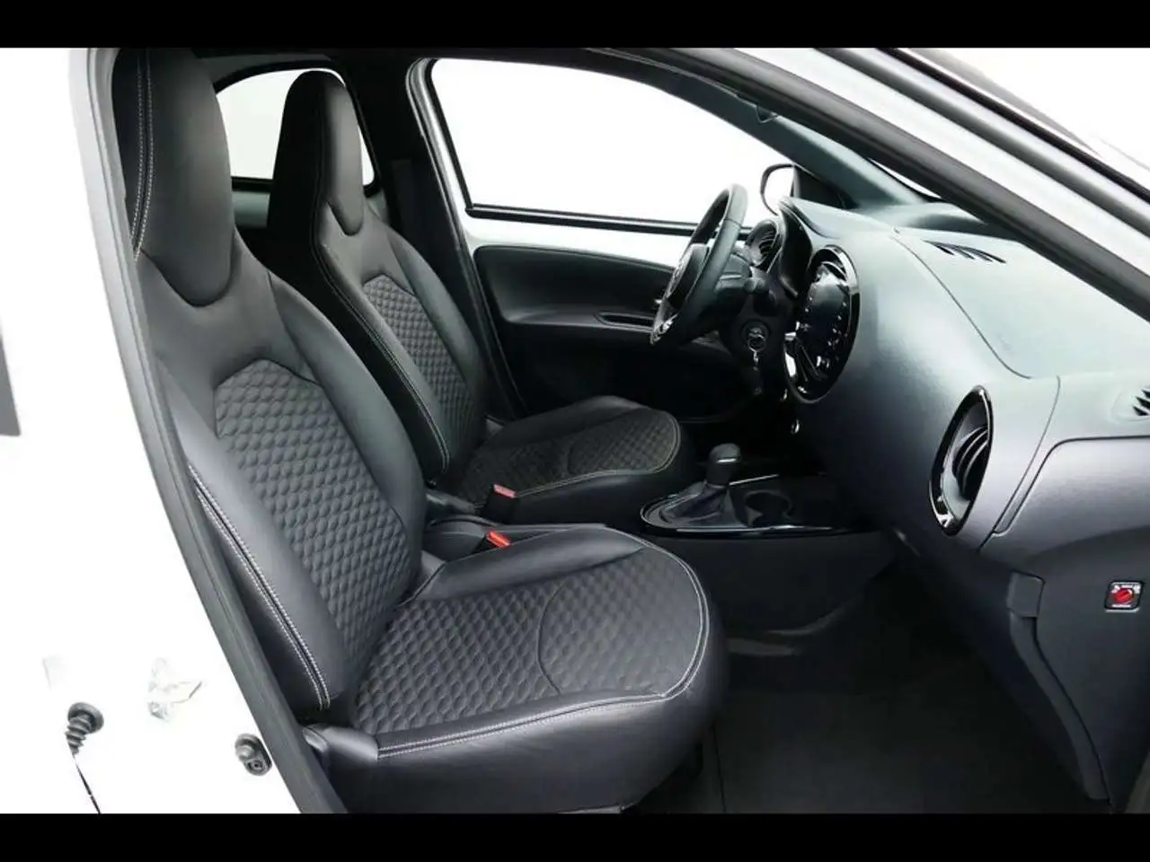 Toyota Aygo X 1.0 S-CVT Play — Vehicle gallery 9