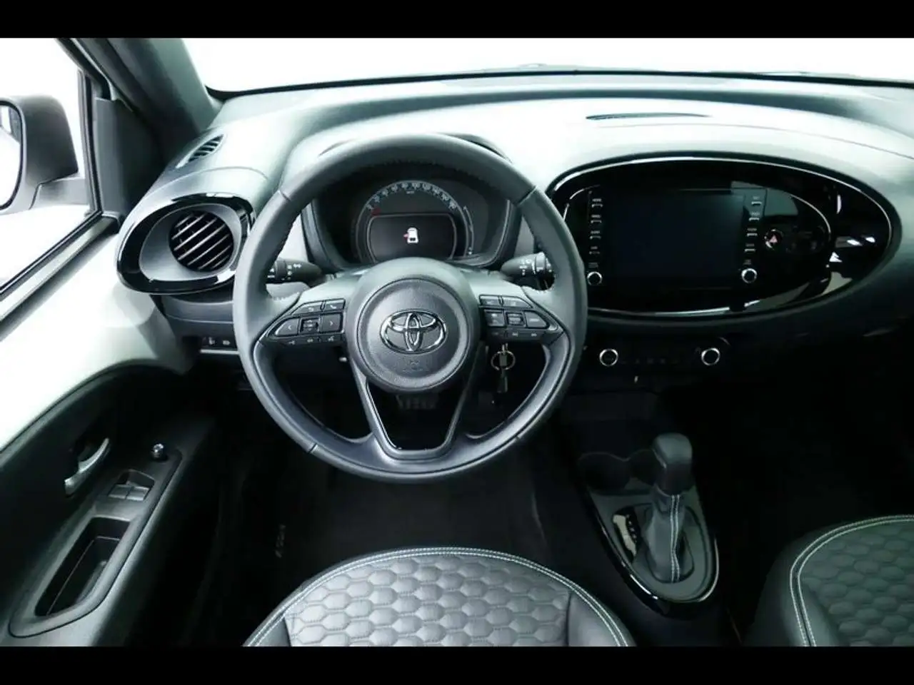 Toyota Aygo X 1.0 S-CVT Play — Vehicle gallery 6