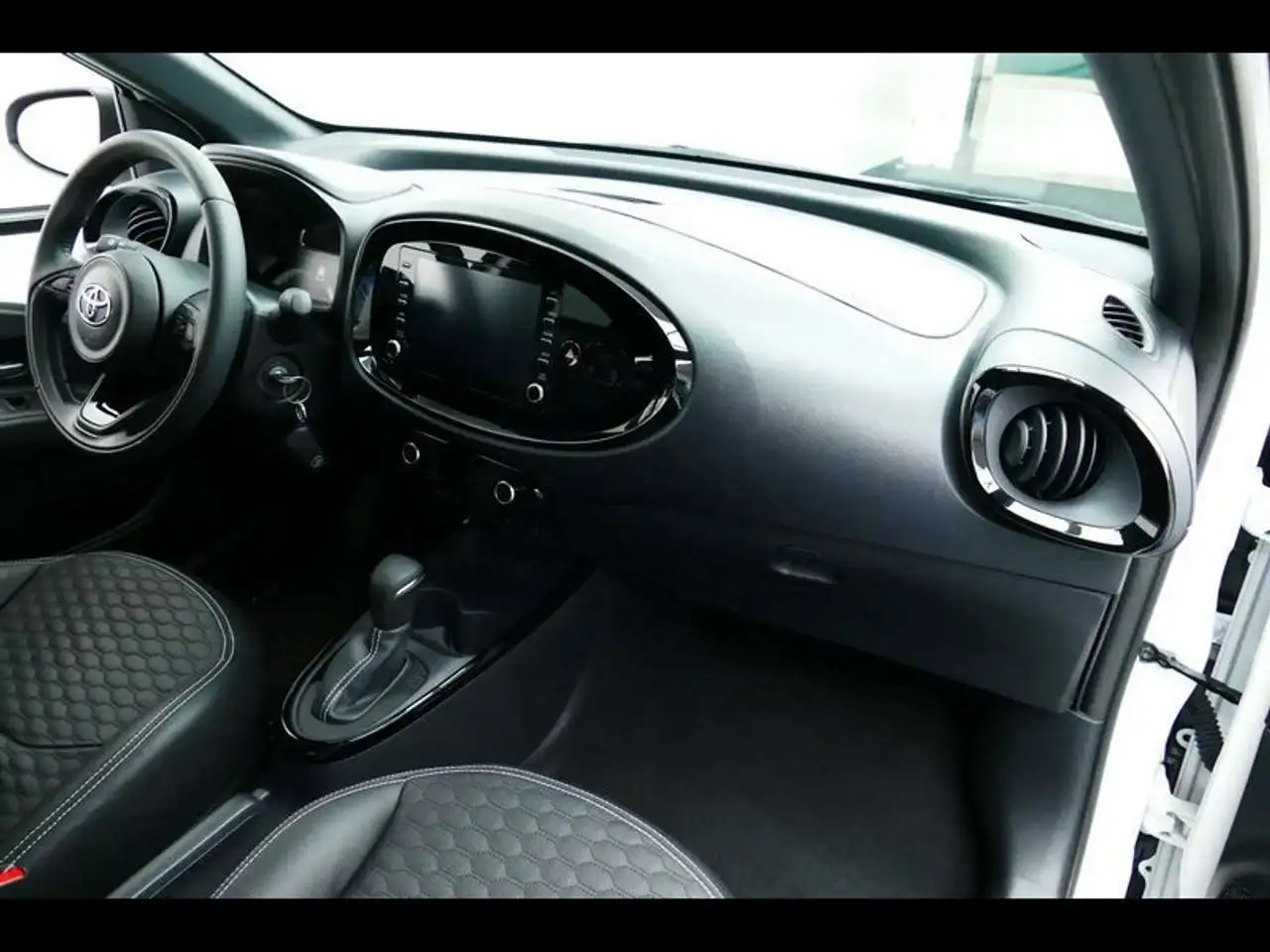 Toyota Aygo X 1.0 S-CVT Play — Vehicle gallery 7
