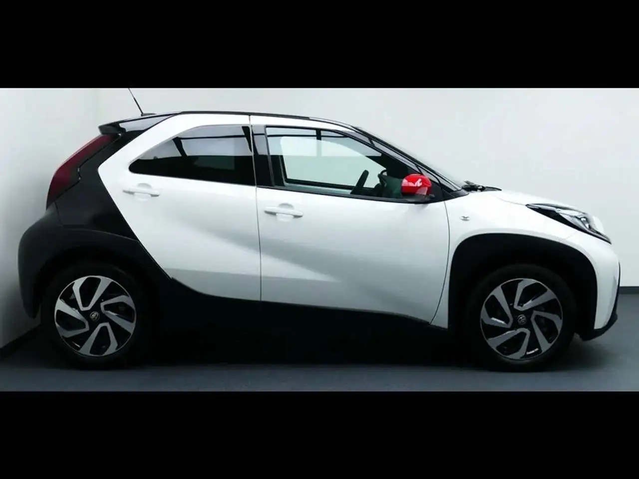 Toyota Aygo X 1.0 S-CVT Play — Vehicle gallery 2