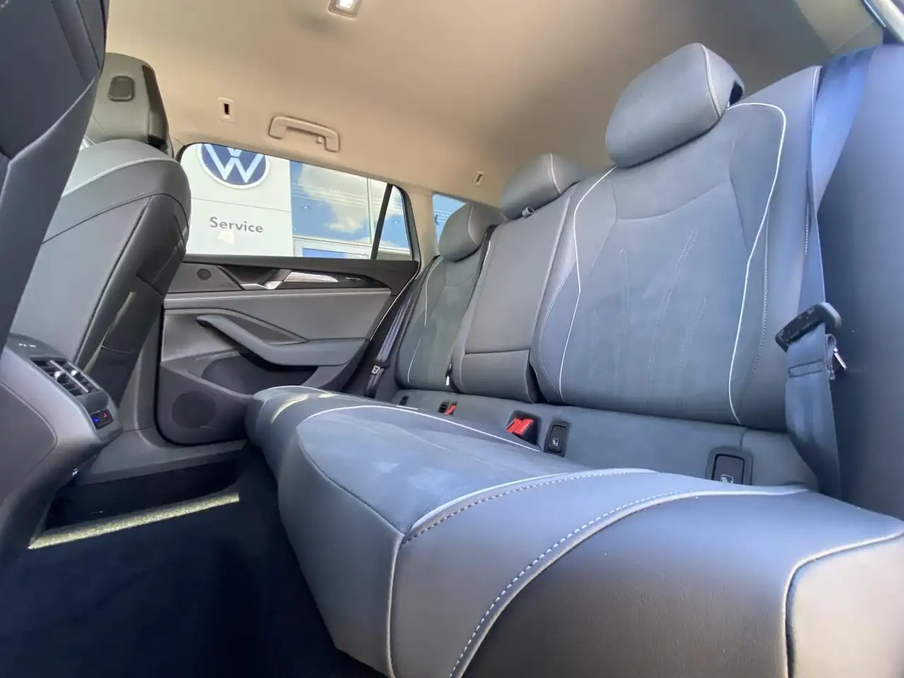 Volkswagen Passat Variant 1.5 TSI DSG Business Neues Modell — Vehicle gallery 10