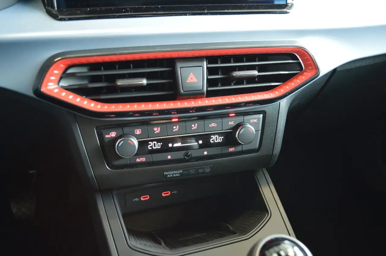 SEAT Ibiza 1.0 TSI FR 5J GARANTIE|LED|NAV|VIRT|KAMERA — Galería del vehículo 14