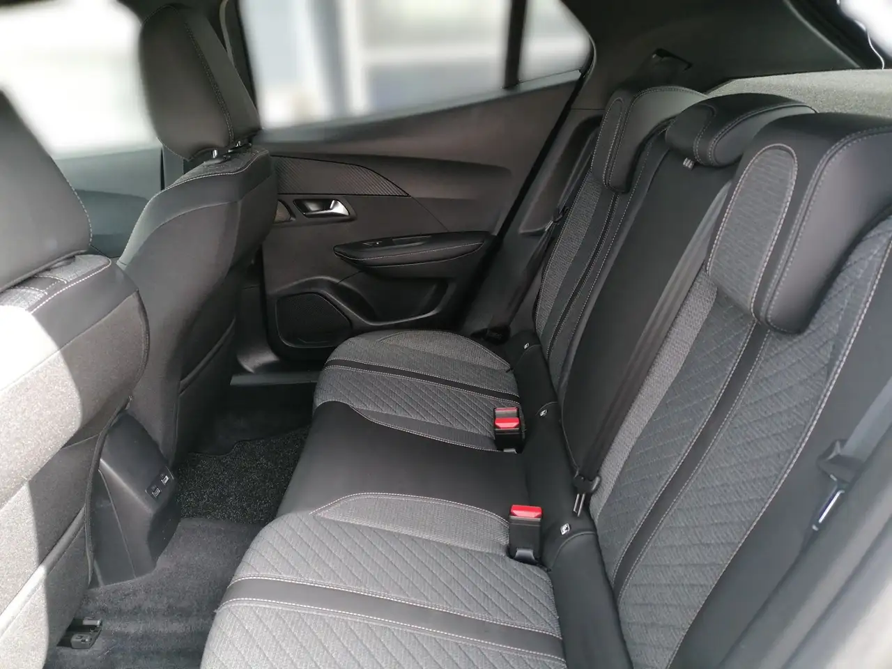 Peugeot 2008 1.2 PureTech 100 Allure LED PDC KlimaA — Galería del vehículo 8