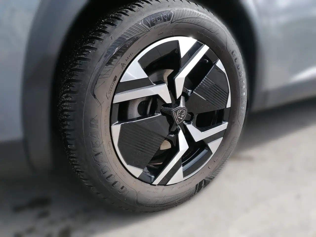 Peugeot 2008 1.2 PureTech 100 Allure LED PDC KlimaA — Galería del vehículo 4