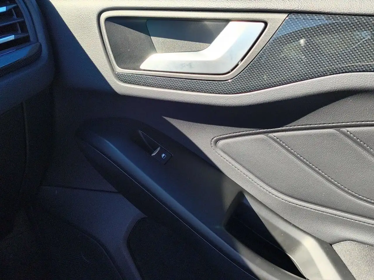 Ford Focus Turnier 1.0 EcoBoost Hybrid ST-LINE — Galerie du véhicule 17