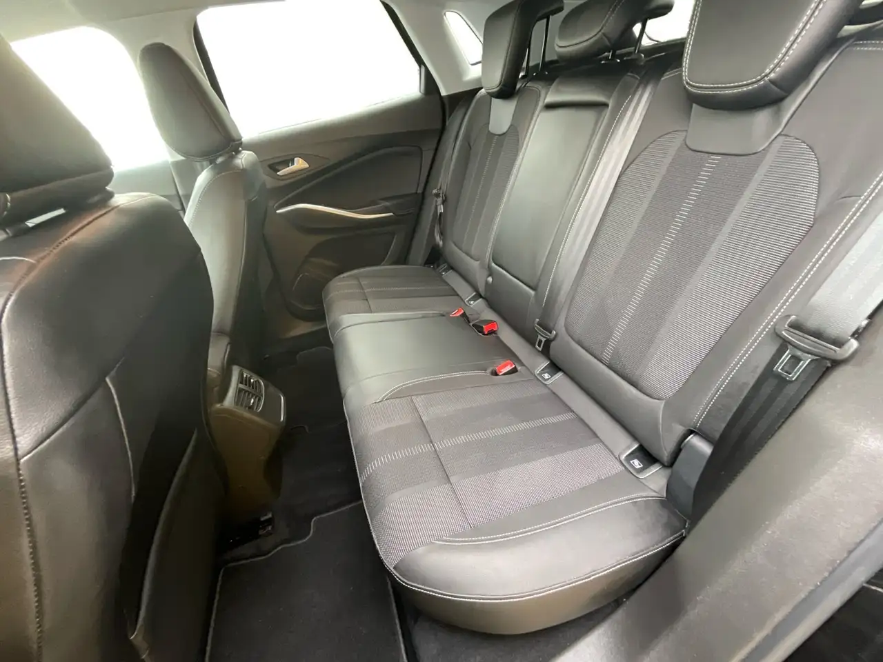 Opel Grandland 1.2 Automatik, Rückfahrkamera, Klima — Galerie du véhicule 15