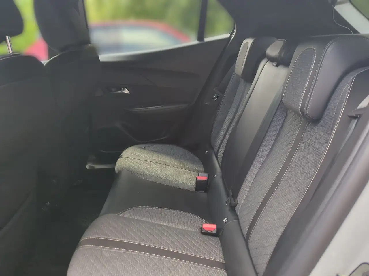 Peugeot 2008 1.2 PureTech 130 Allure LED PDC Navi Kamera — Galería del vehículo 8