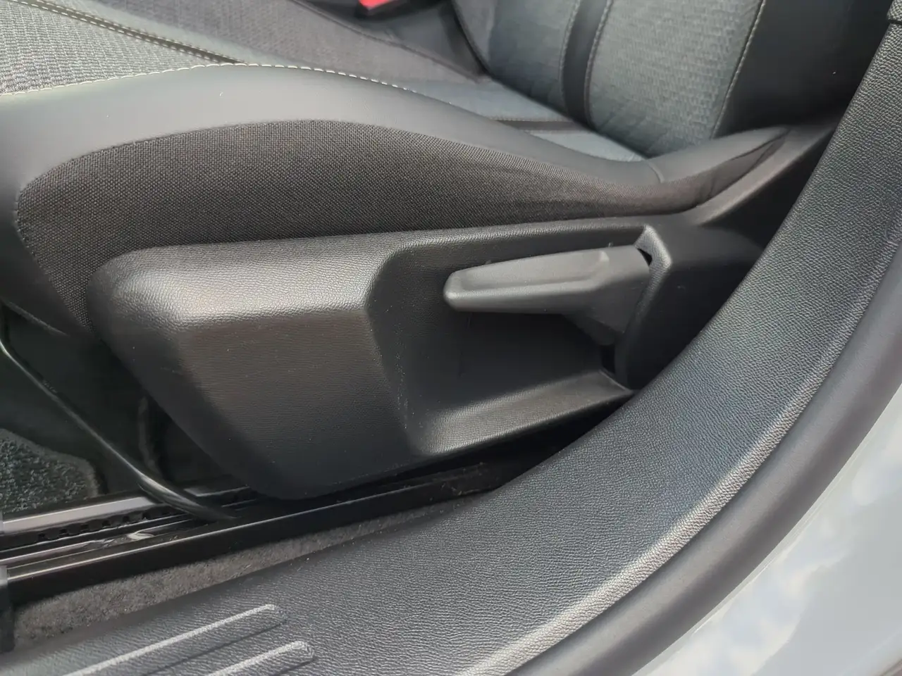 Peugeot 2008 1.2 PureTech 130 Allure LED PDC Navi Kamera — Galería del vehículo 7
