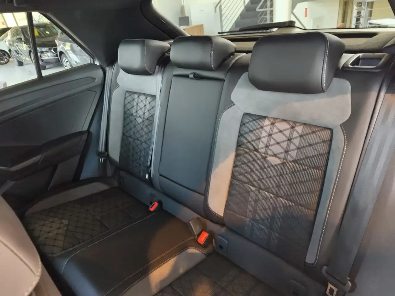 Volkswagen T-Roc 1.5TSI DSG R-Line Matrix Navi SHZ Rear View ACC — معرض صور السيارة 16