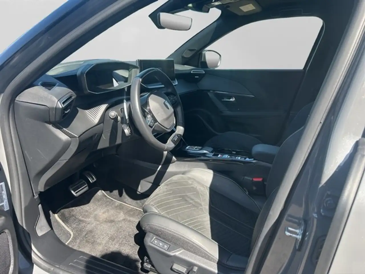 Peugeot 2008 GT PureTech 130 EAT8 — Vehicle gallery 4