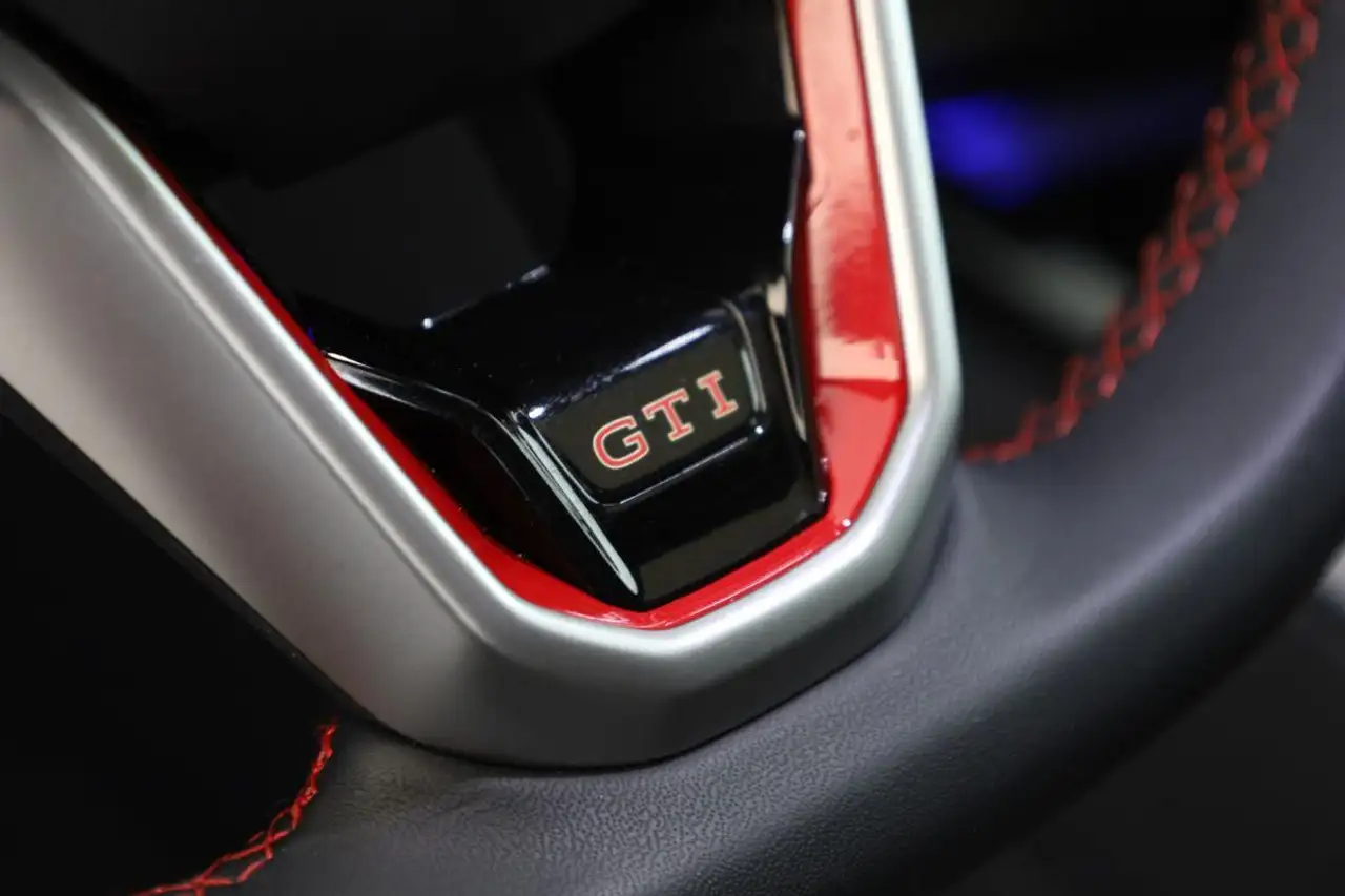 Volkswagen Golf GTI DSG Black LED Pano HUD Navi SHZ Kam 19" — Galería del vehículo 22