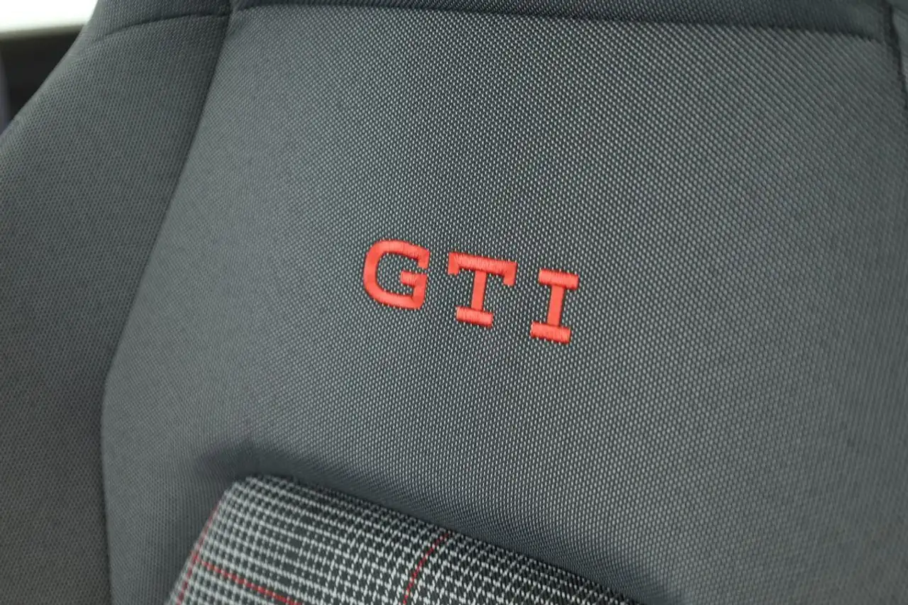 Volkswagen Golf GTI DSG Black LED Pano HUD Navi SHZ Kam 19" — Galería del vehículo 23
