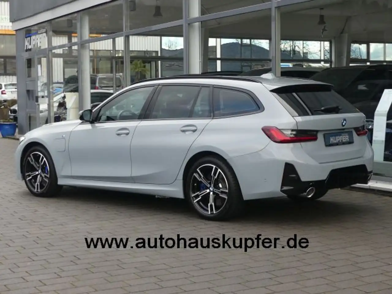 BMW 330 e Tour M Sportp Pano°Ad.LED°AHK°el.Sitze°18 — Vehicle gallery 3