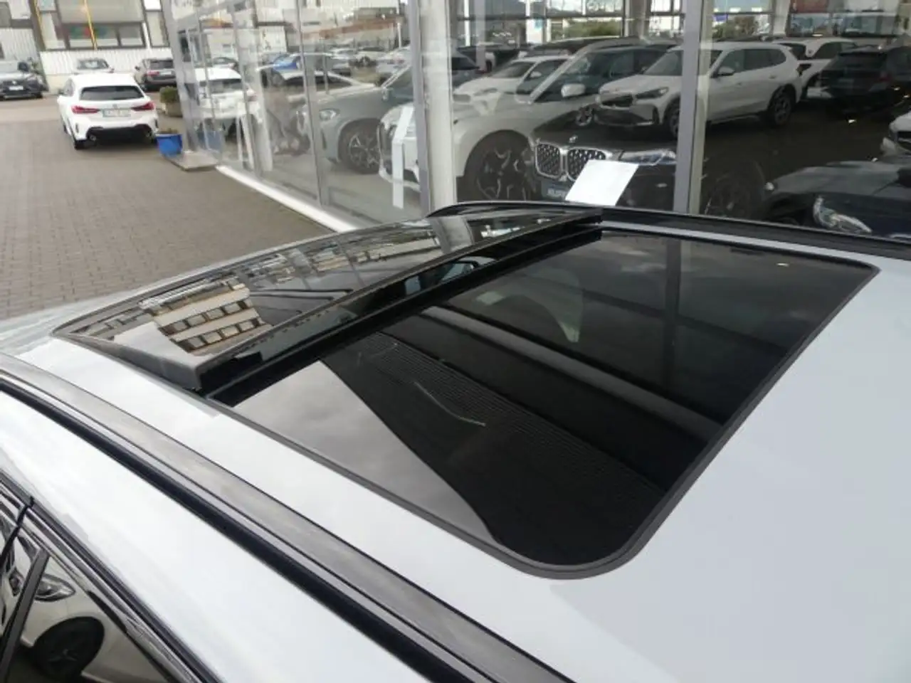BMW 330 e Tour M Sportp Pano°Ad.LED°AHK°el.Sitze°18 — Vehicle gallery 6