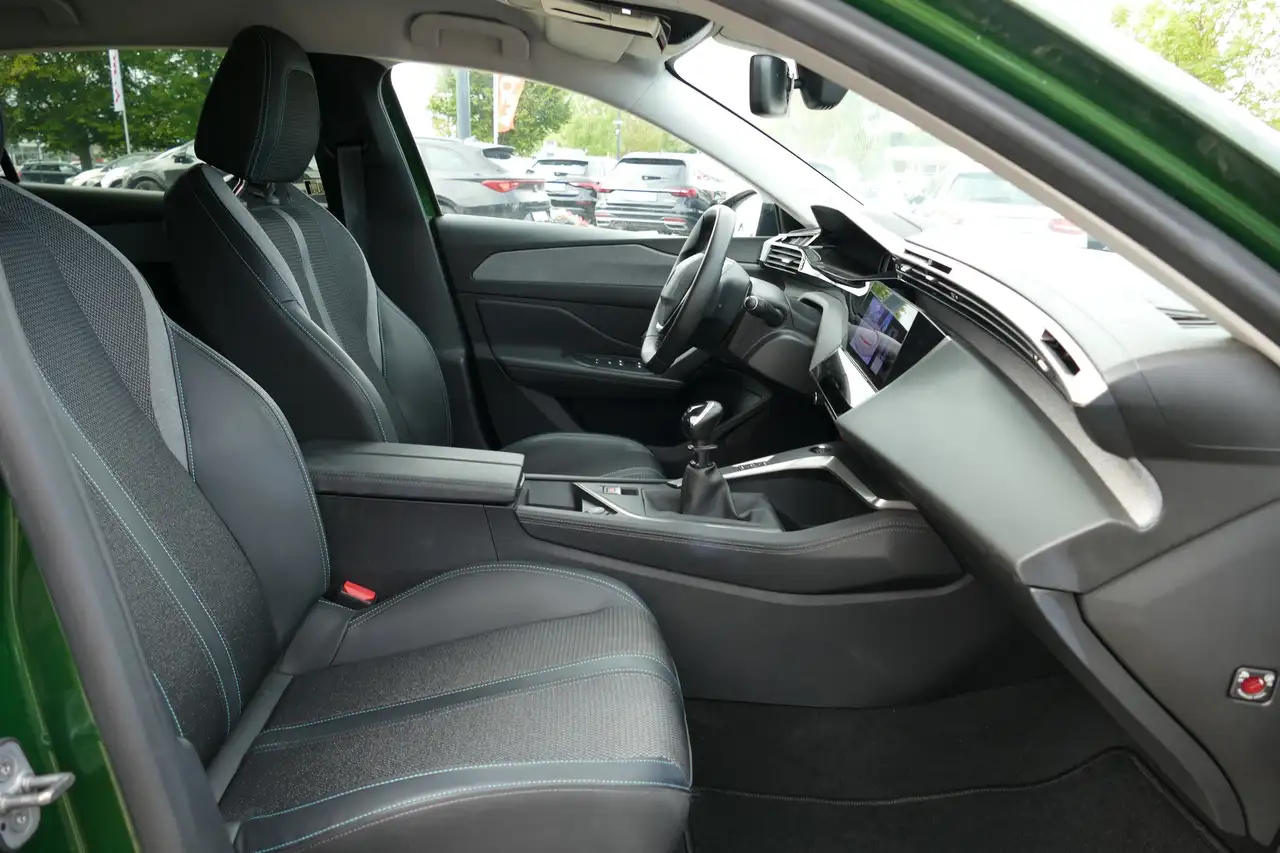 Peugeot 308 1.2 PureTech 130 LED Navi Kamera — Galería del vehículo 23