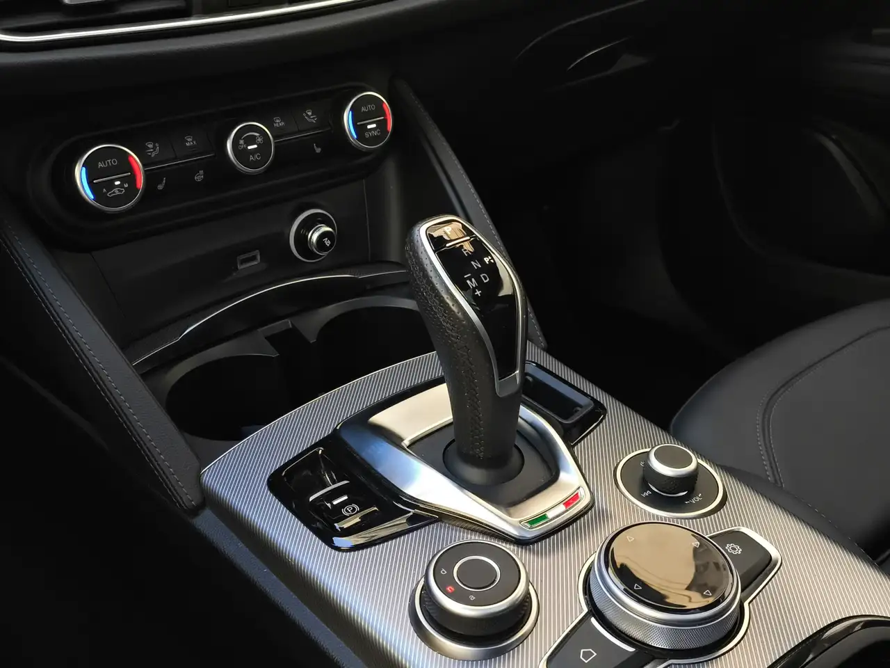 Alfa Romeo Stelvio 2.2 Veloce Q4 210 Aut. — معرض صور السيارة 12