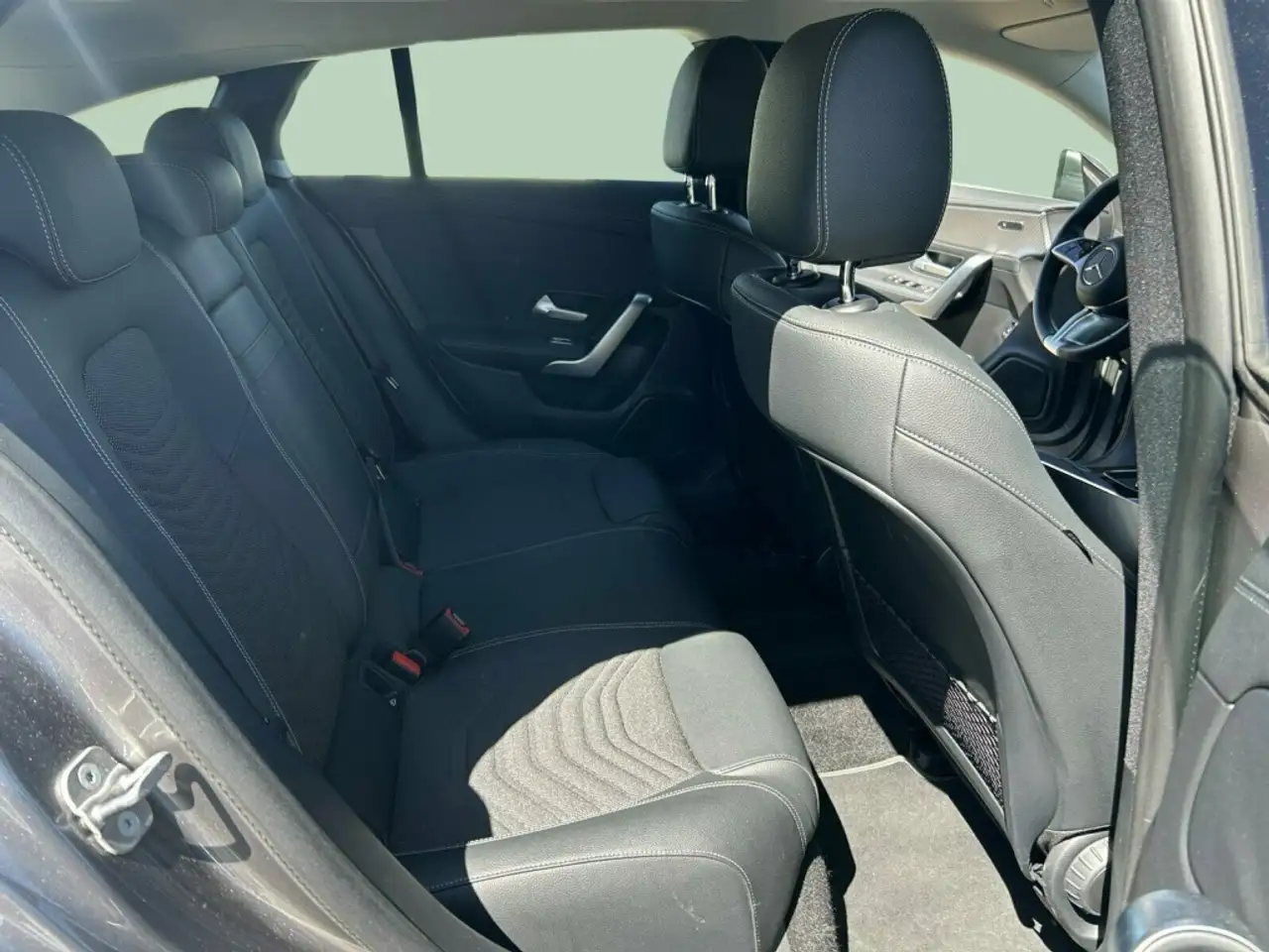 Mercedes-Benz CLA 180 Shooting Brake LED/WP/SHZ/KEYL./ — Galería del vehículo 13