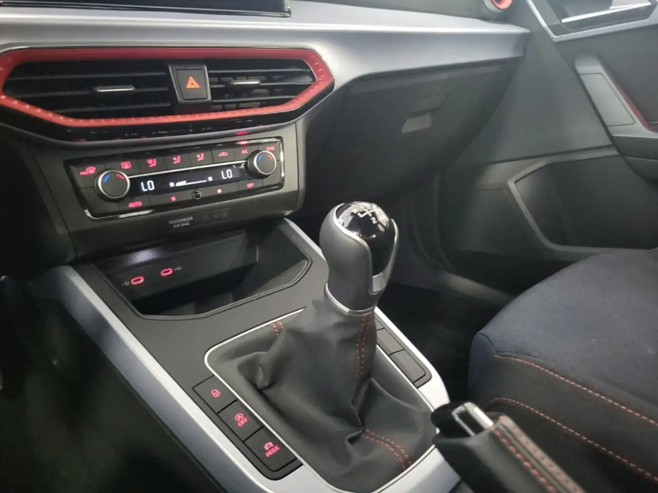 SEAT Arona FR NAV LED DIG-DISPLAY TEMPOMAT APPLE/ANDROID ALU — معرض صور السيارة 16