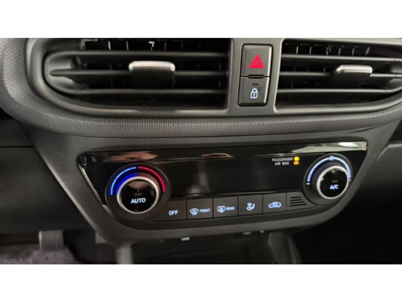 Hyundai i10 FL 1.0 Benzin (63 PS) 5-MT 2WD Trend, Komfortpaket — معرض صور السيارة 13