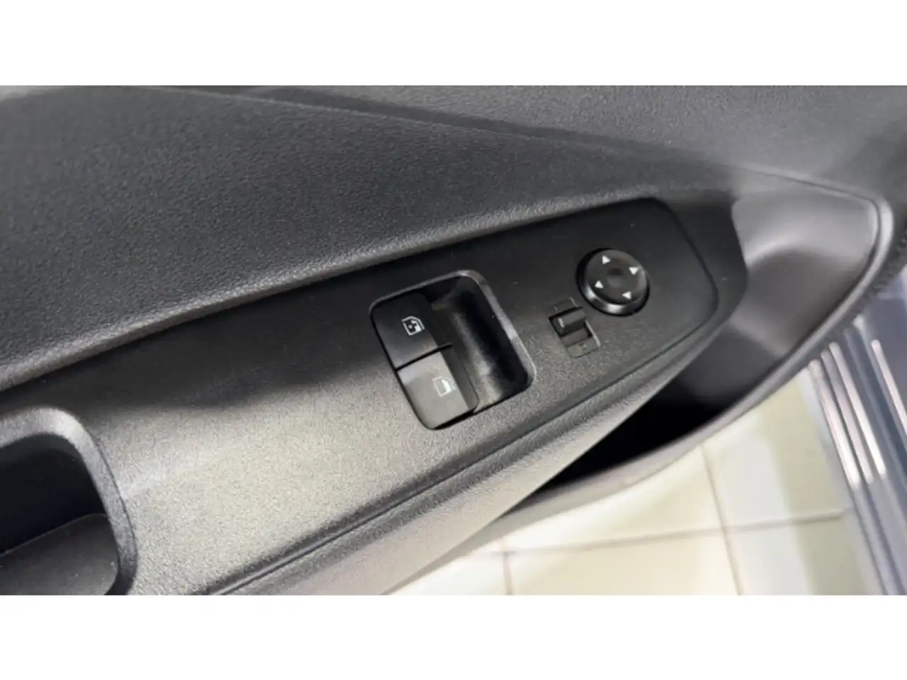 Hyundai i10 FL 1.0 Benzin (63 PS) 5-MT 2WD Trend, Komfortpaket — معرض صور السيارة 16