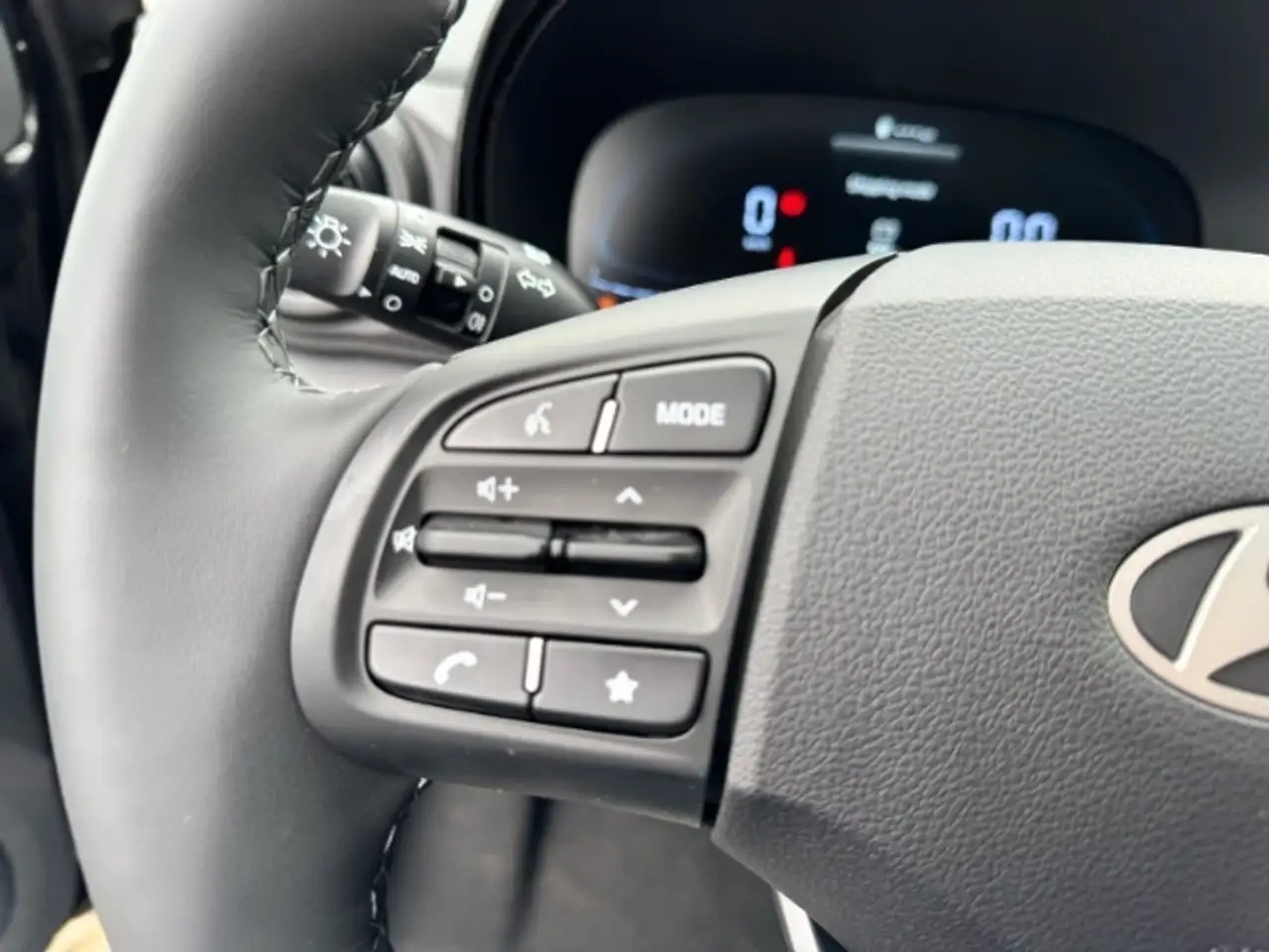 Hyundai i10 FL 1.0 Benzin (63 PS) 5-MT 2WD Trend, Komfortpaket — معرض صور السيارة 26